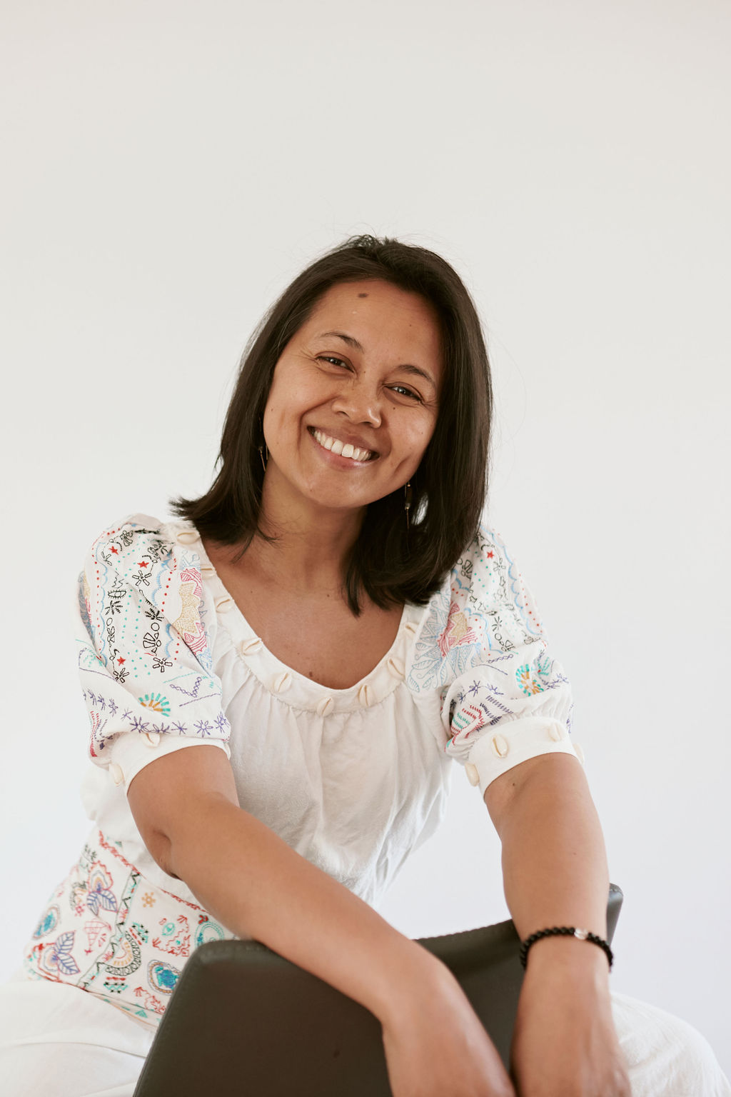 Dina Ravelo, accompagnante en relation d'aide, conférencière et animatrice, enseignante de Yoga